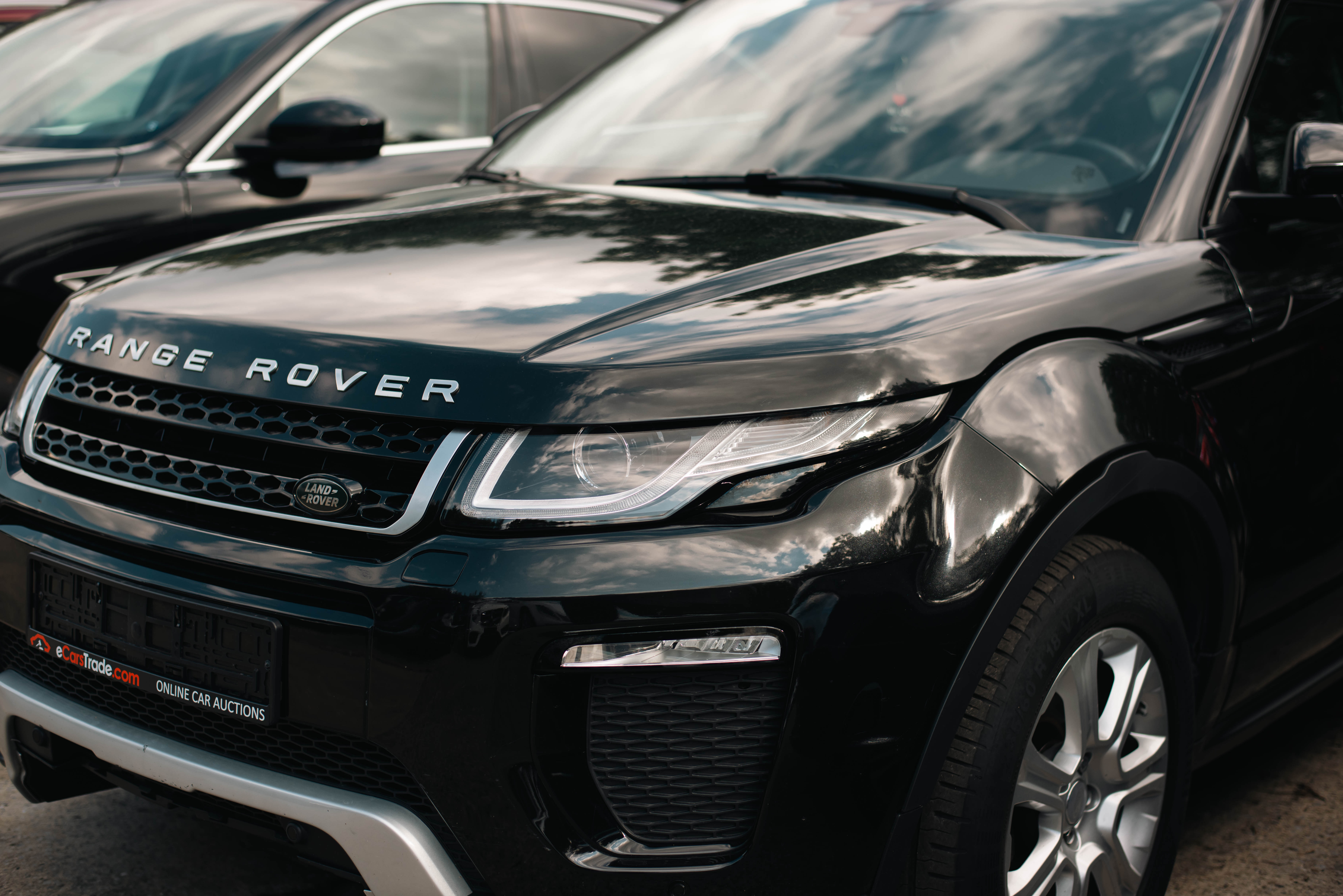 Land Rover i zi i parkuar në parkingun e eCarsTrade