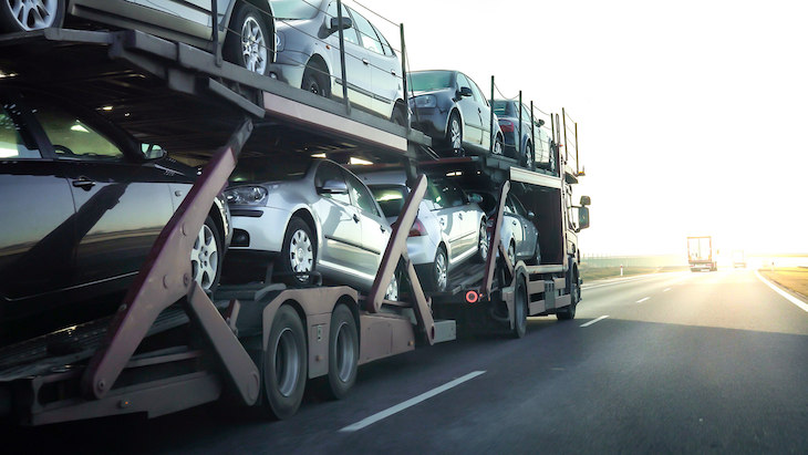 Si të transportoni makinat midis koncesionarëve