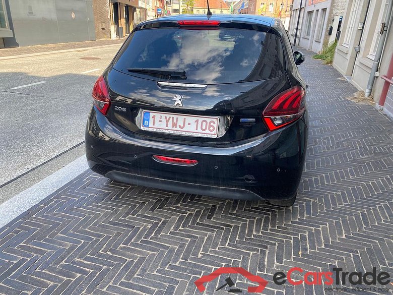 PEUGEOT 208 1.2i PureTech Style #2