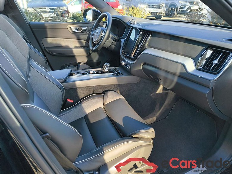 VOLVO XC60 2.0 B4 MHEV Plus Dark #5