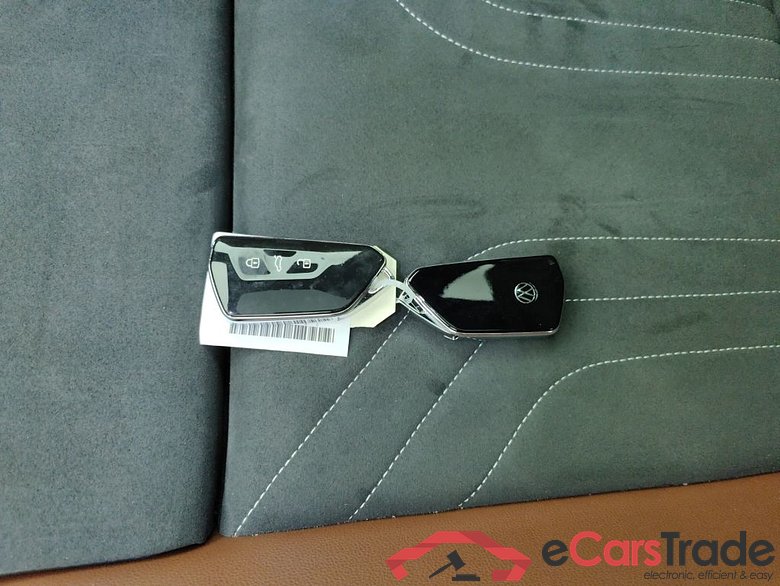 VOLKSWAGEN ID.4 77 kWh 204 Tech 5d #4