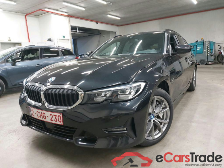 BMW - BMW 3 TOURING 330e 292PK Sport Pack Business Plus & Comfort With Heated Seats & Driving Assistant Pack & Active Cruise & Head Up & Pano Roof & Parking Assistant Pack * HYBRID *