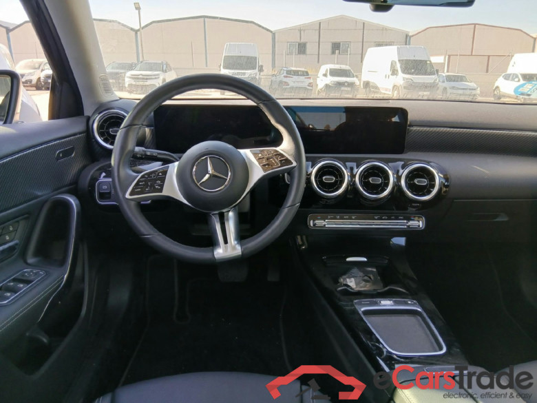 MERCEDES-BENZ Clase A / 2022 / 5P / berlina con portón A 180 #3